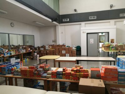 Il deposito degli alimenti allestito nel Comune di Nuoro
