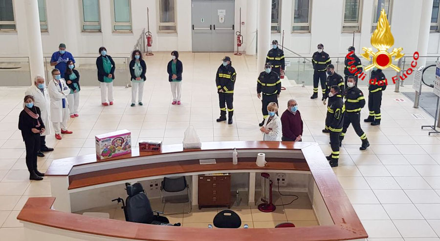 Nuoro. I Vigili del Fuoco donano tablet e giochi alla  Pediatria- Video