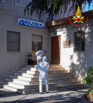 I Vigili del fuoco impegnati in un intervento di sanificazione