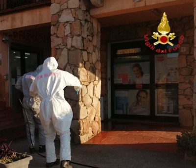 I Vigili del fuoco impegnati in un intervento di sanificazione