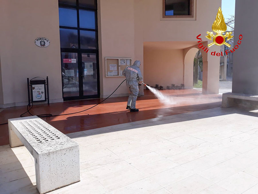 Coronavirus. I Vigili del fuoco di Nuoro sanificano gli abitati di Arzana, Tortolì, Arbatax e Ilbono