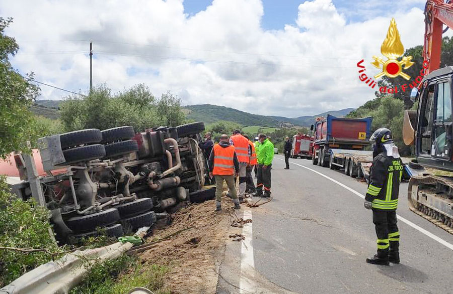 Siniscola. Betoniera perde il controllo e si ribalta fuori strada: ferito il conducente