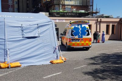 L'ambulanza del 118 davanti al pre-triage del San Francesco (© foto Cronache Nuoresi)