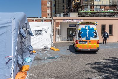 L'arrivo di un'ambulanza al San Francesco di Nuoro (foto S.Novellu)