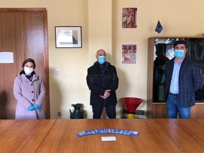 Maria Paola Selis e Gianfranco Frau donano schede prepagate di un supermercato