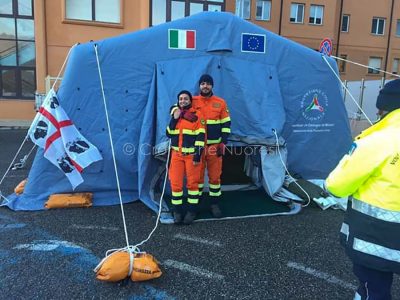 Paolo e Stefania davanti al pre triage del San Francesco di Nuoro