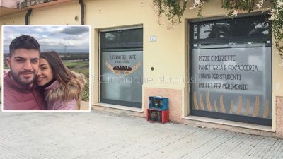 Paolo e Stefania e le vetrine del Forno dell'arte a Nuoro
