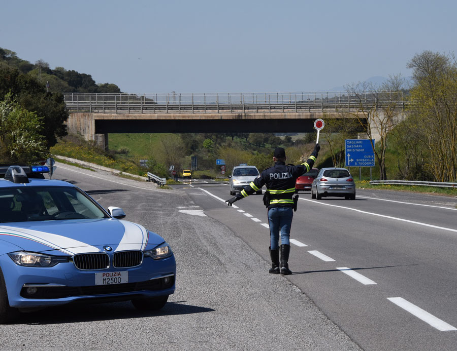 Ubriachi al volante a zig zag e in contromano sulla 131: scattano due arresti per minacce contro la Polizia