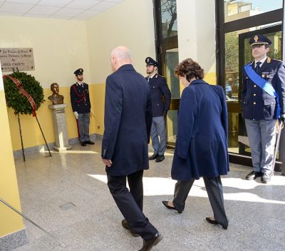 Il questore e il prefetto mentre depositano la corona