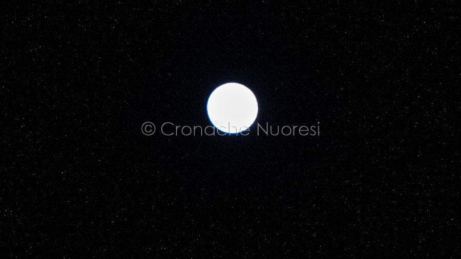 Anche sopra la nostra città splende la terza Super Luna del 2020: Cronache Nuoresi la dedica ai lettori