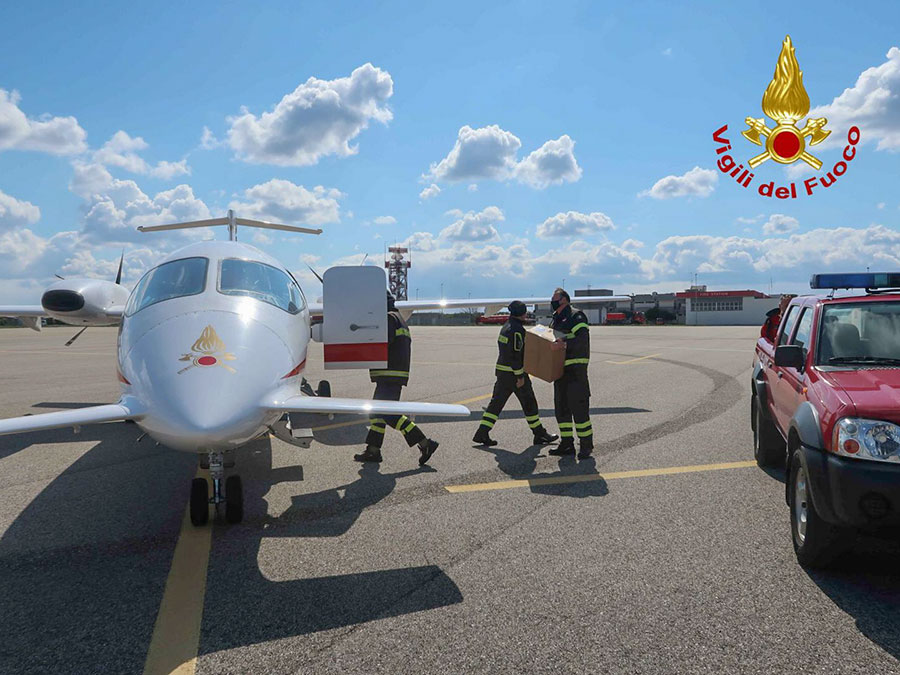 Coronavirus. I Vigili del fuoco impegnati in un trasporto urgente di tamponi dalla Penisola