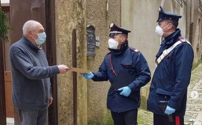 La consegna della pensione a domicilio da parte dei Carabinieri