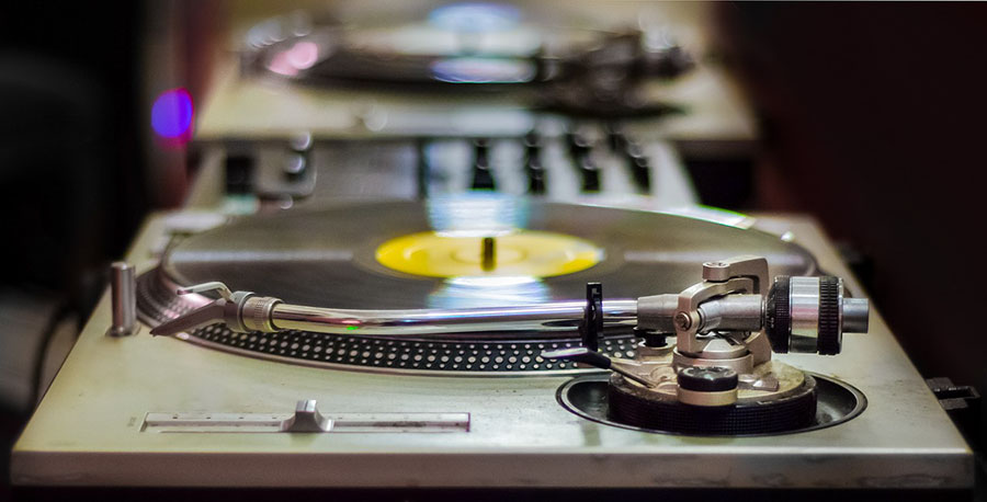 Vinilthon 2020. Oggi, 18 aprile, i DJ di oltre 100 stazioni radio suoneranno da casa solo dischi in vinile