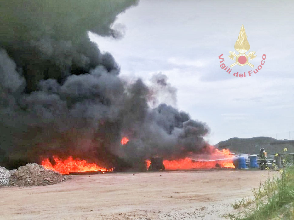 Vasto incendio in una cava distrutti diversi macchinari e materiale in polietilene