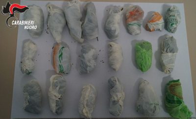 le dosi di marijuana rinvenute dai Carabinieri