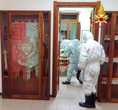 I Vigili del Fuoco sanificano i locali del Municipio di Bosa