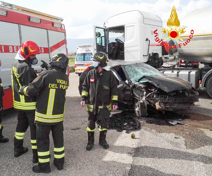 Scontro fra un autocarro e una Ford Focus: feriti due fratelli di Nuoro