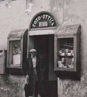 Un immagine storica del negozio Ottica Deiana
