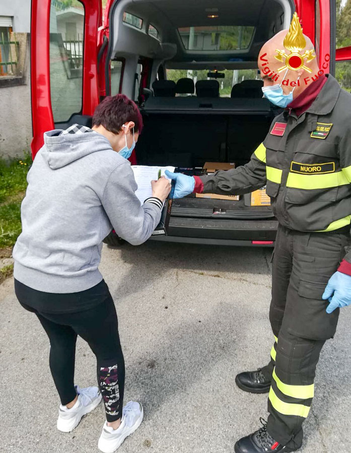 Nuoro. I Vigili del Fuoco consegnano pc e tablet necessari per la continuità scolastica