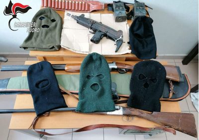 Armi e passamontagna sequestrati dai Carabinieri