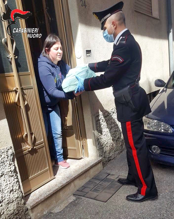 Gairo. I Carabinieri consegnano  il materiale didattico agli studenti