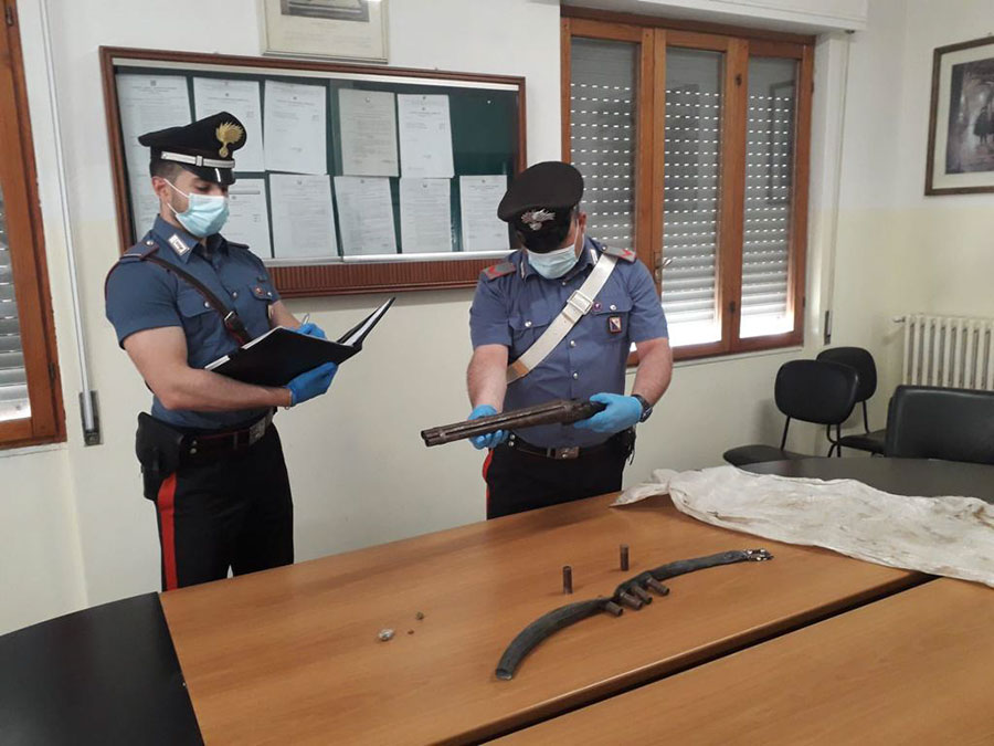 Doppietta e munizioni illegali nascosti nell’ovile: 55 enne arrestato – VIDEO
