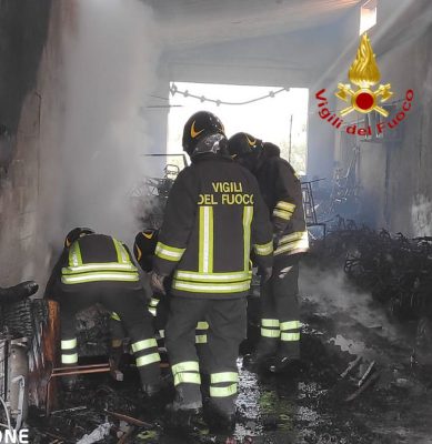 I Vigili del fuoco al lavoro dopo l'incendio