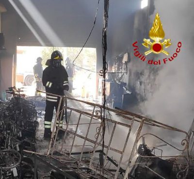 I Vigili del fuoco al lavoro dopo l'incendio