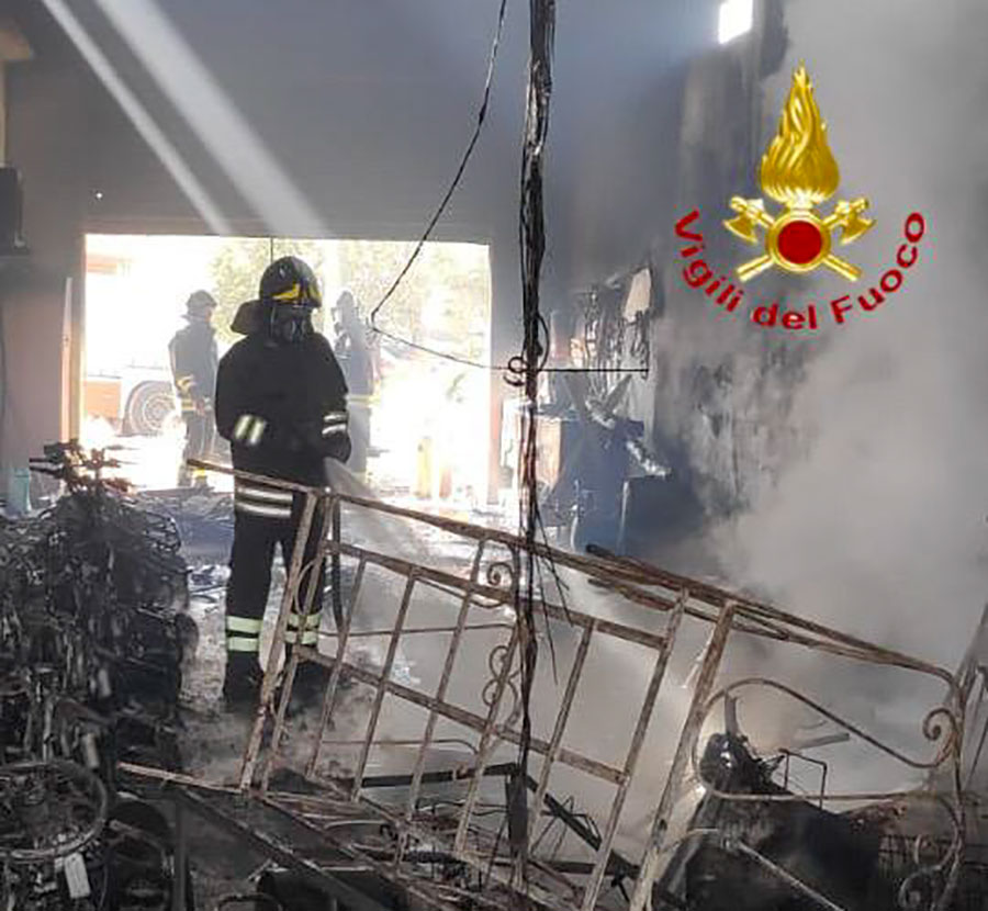 Dorgali. Una decina di biciclette e quad distrutti dalle fiamme nel magazzino di una struttura ricettiva