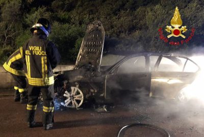 I resti dell'auto dopo l'incendio