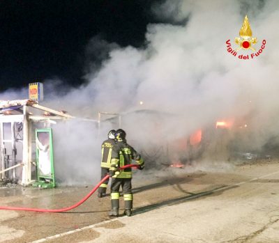VVF mentre spengono l'incendio al chiosco di Olbia