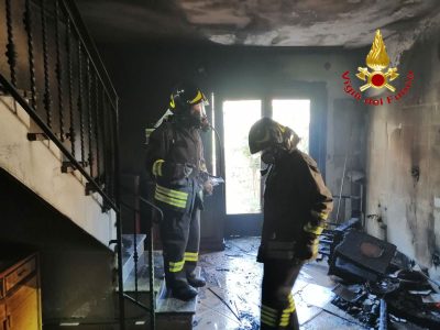 L'ingresso dell'abitazione andata a fuoco