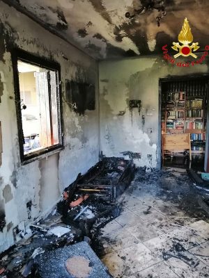 L'interno del soggiorno dopo l'incendio