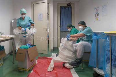 Nuoro, reparto Covid-19, svestizione del personale (© foto S.Novellu)