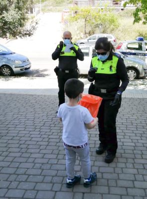 La Polizia locale consegna le cartelle didattiche ai bimbi