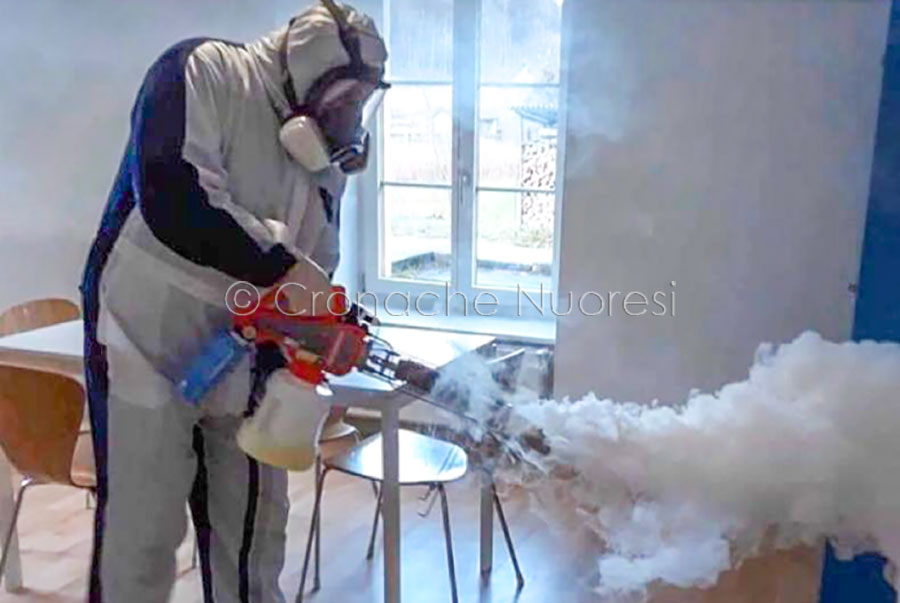 Nuoro. Un imprenditore sanifica gratuitamente oltre 300 attività commerciali