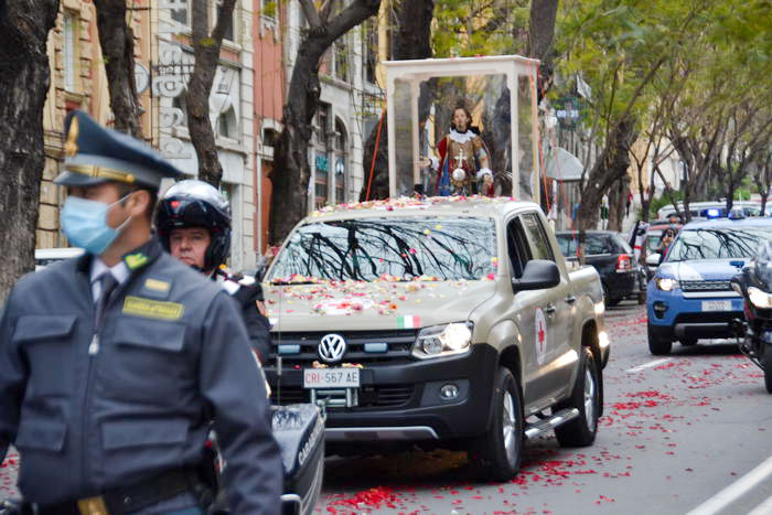 I Sardi si appellano a Sant’Efisio: “ora sconfiggi il Covid”