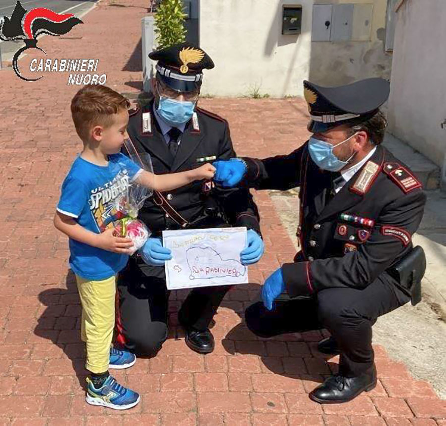 Budoni. I Carabinieri regalano mascherine ai bambini che ricambiano con disegni