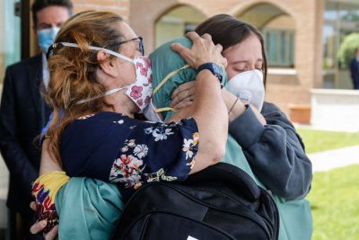 Silvia Romano mentre riabbraccia la madre e la sorella dopo mesi di carcere