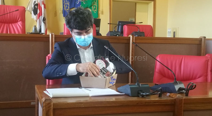 Nuoro. Un centinaio di Partite IVA consegnano le chiavi al sindaco Soddu