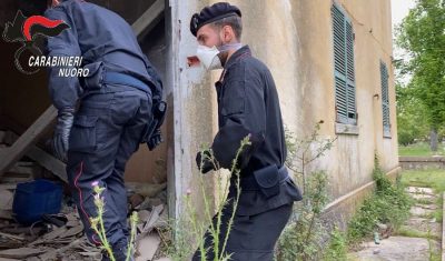 Un momento dell'operazione dei Carabinieri