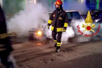 I Vigili del Fuoco impegnati nello spegnimento di un incendio di un'auto