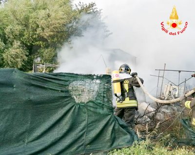 I Vigili del Fuoco impegnati nell'operazioni di spegnimento ad Arzachena