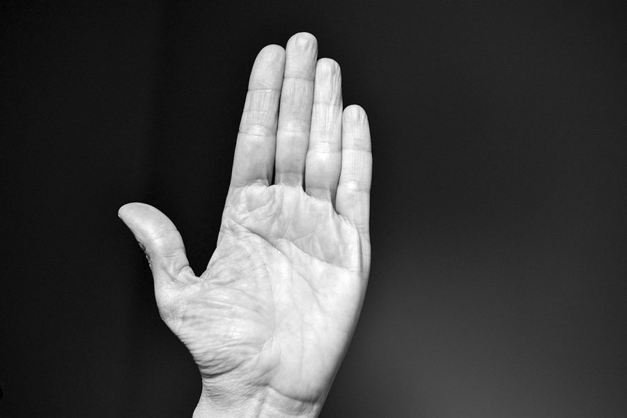 Minaccia e picchia la moglie: scatta il codice rosso per un 56enne