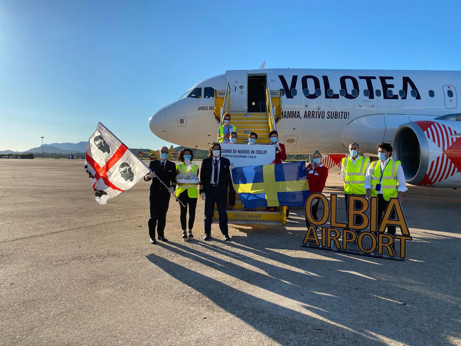 Aeroporto di Olbia: scambio di bandiere per inaugurare la ripresa dei voli