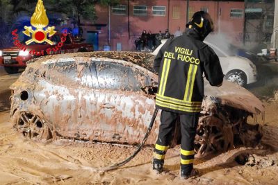 L'auto incendiata in via Aosta