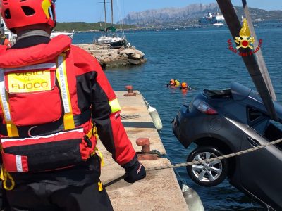 L'auto finita in acqua