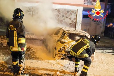 I Vigili del Fuoco impegnati nello spegnere le fiamme