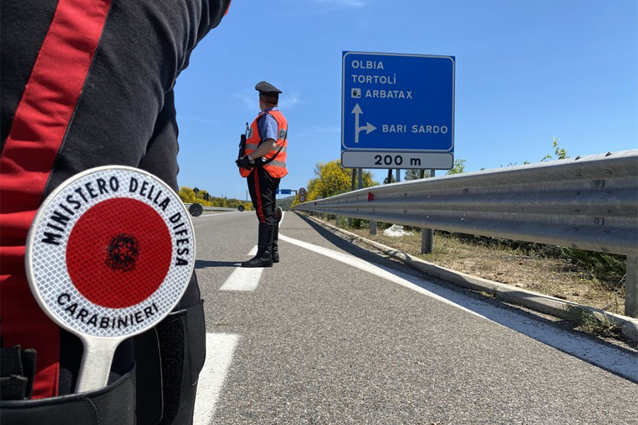 Tortolì. Giovane di 20anni ucciso in casa, ferita gravemente la mamma: è caccia all’uomo