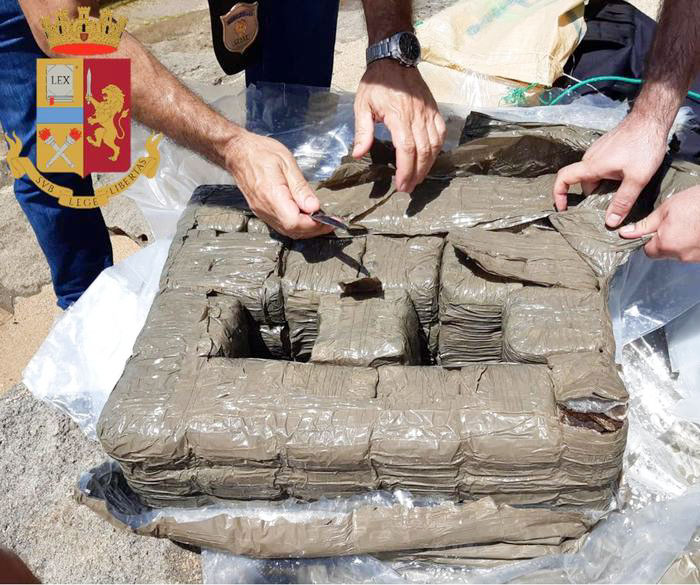 I 35 chilogrammi di hashish recuperati in mare valevano 200mila euro